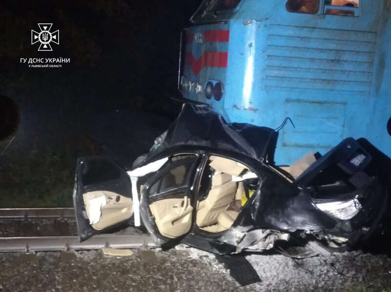Під Львовом швидкий потяг зіткнувся з автомобілем, є жертви dqxikeidqxitkant
