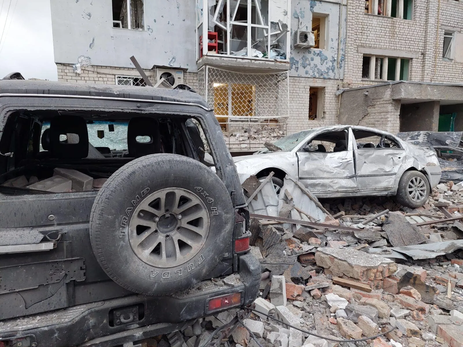 У Миколаєві російські ракети потрапили до багатоповерхівок: в одній повністю зруйновано квартиру. Фото і відео