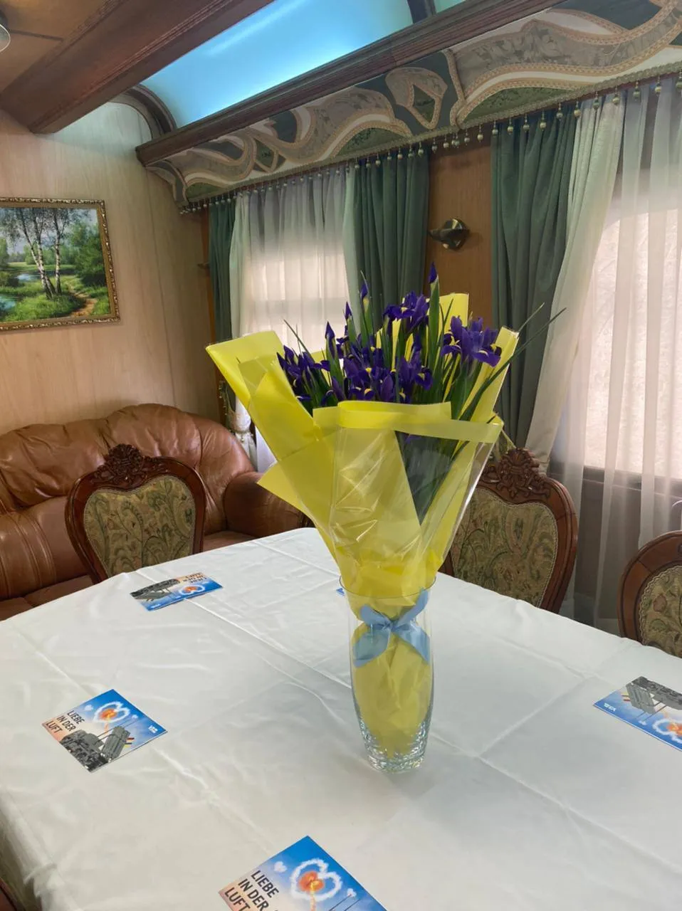 Штайнмайєру в Україні подарували букет ірисів, натякнувши, що Україна чекає на нові IRIS-T. Фото dqxikeidqxitkant