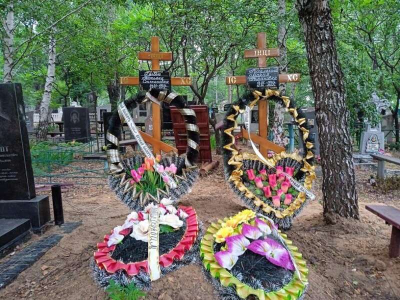 Кладбище могилы кладбище. Могила дружини і тещі Олександра Дробота, Кремінна