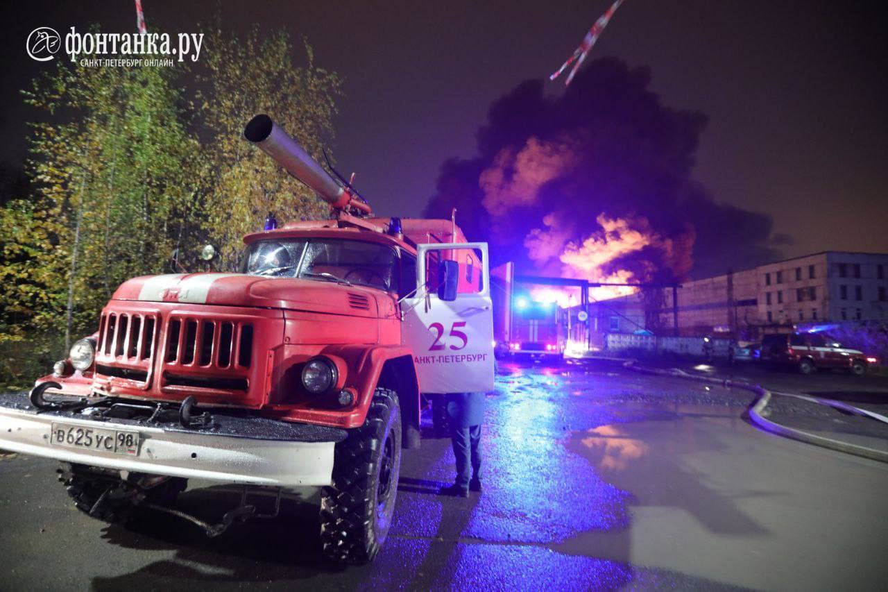 Горить 12 тисяч квадратів: під Петербургом спалахнула масштабна пожежа на складах. Фото і відео