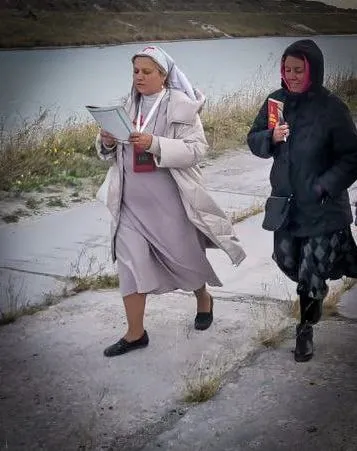 ’’Изгоняли бесов’’: в оккупированном Мариуполе верующие РПЦ устроили ’’крестный ход’’ вокруг ’’Азовстали’’. Фото