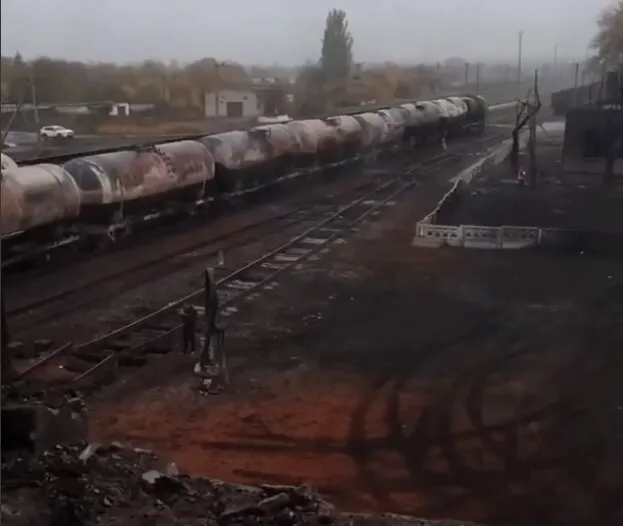 Российские цистерны с топливом уничтожены: в сети показали последствия ’’бавовны’’ в Шахтерске. Видео