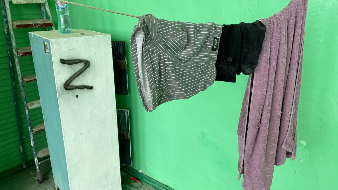 Білизна мотузка та речі, залишені окупантами dqxikeidqxiqqeant