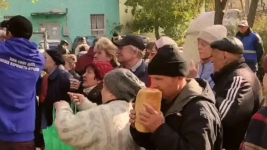 В оккупированном Мариуполе люди вынуждены стоять в огромных очередях за хлебом. Видео