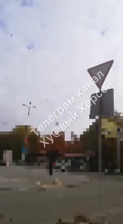 В оккупированном Херсоне ’’бавовна’’: говорят о прилете по Антоновскому мосту dqxikeidqxiqxxant