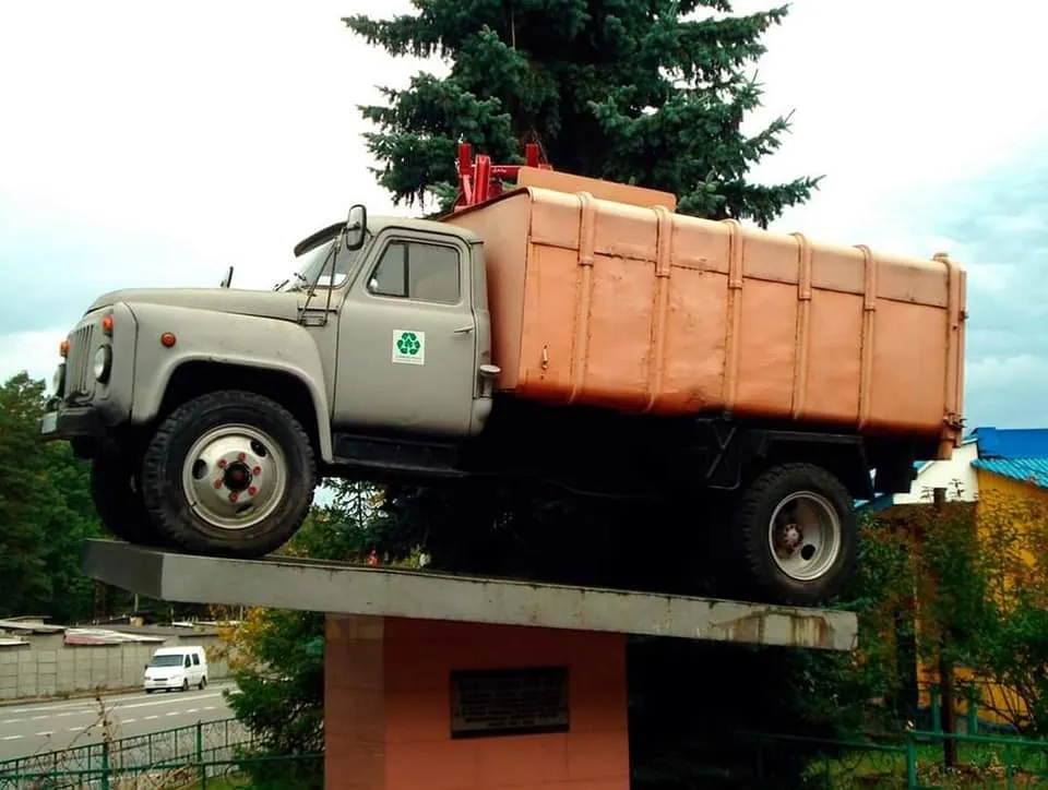 У Києві встановлено єдиний у світі пам’ятник сміттєвозу. Фото
