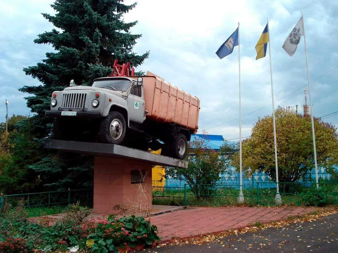 У Києві встановлено єдиний у світі пам’ятник сміттєвозу. Фото