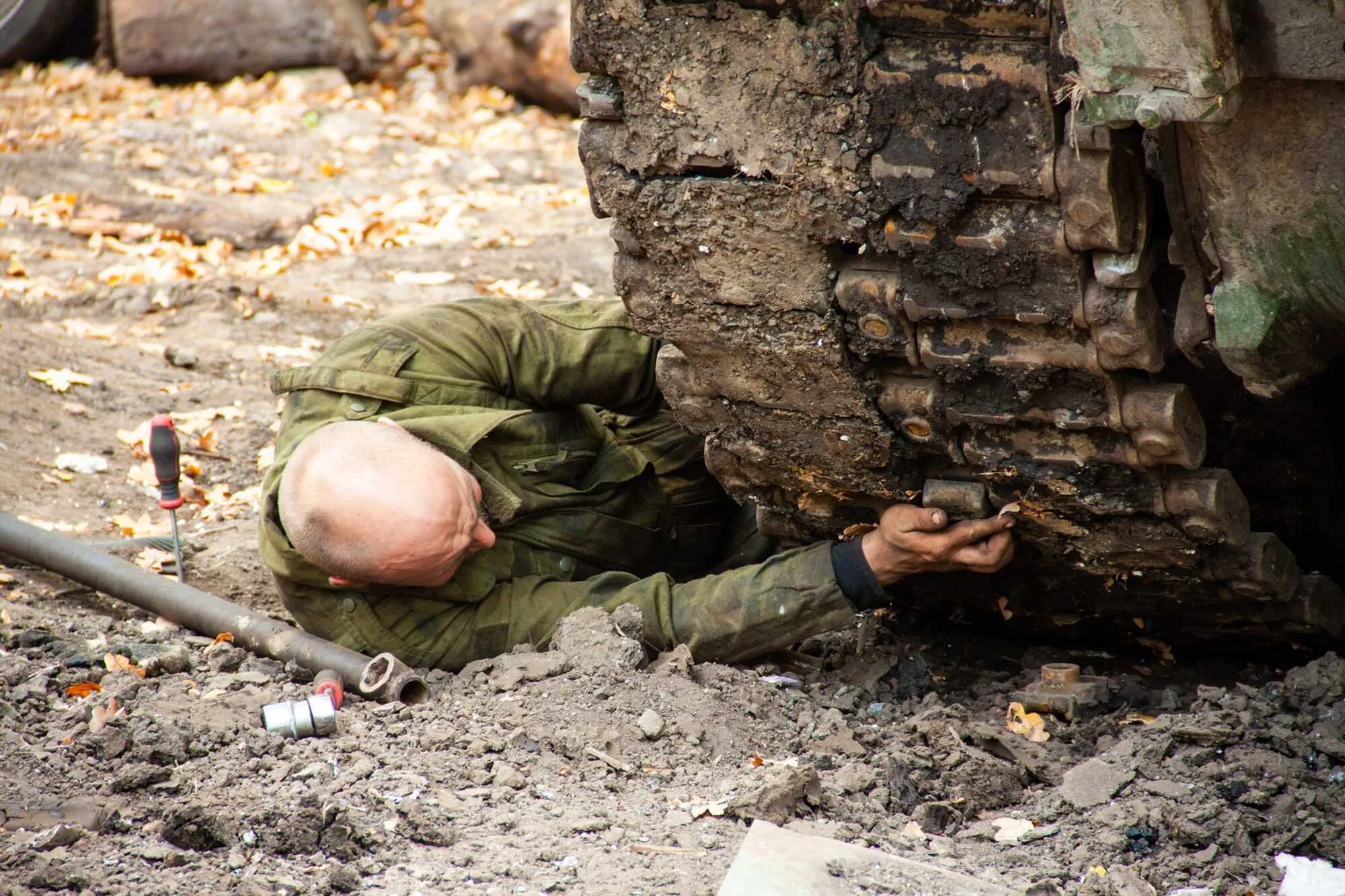 Російський ленд-ліз у дії: українські воїни захопили танк Т-72Б3, який кинули окупанти. Фото трофея