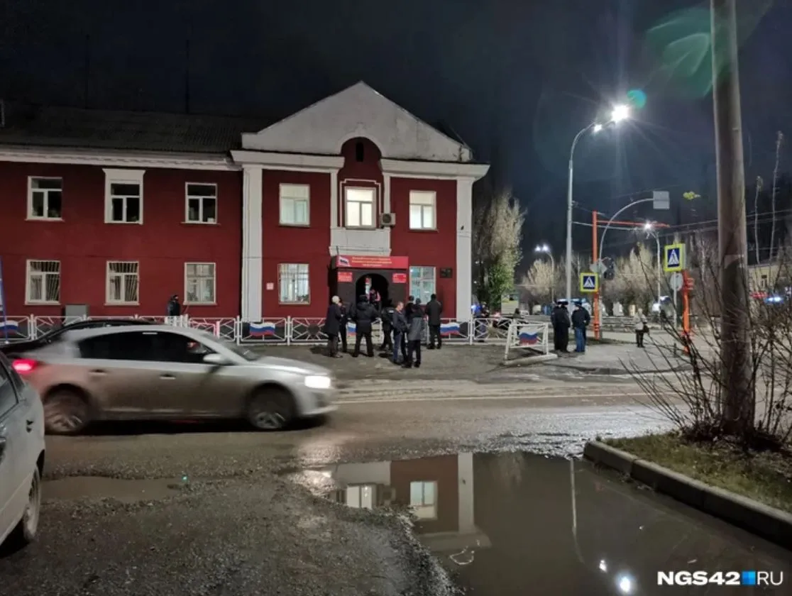 В России женщина бросила в военкомат ’коктейль Молотова’ и устроила пожар. Фото dqxikeidqxitkant