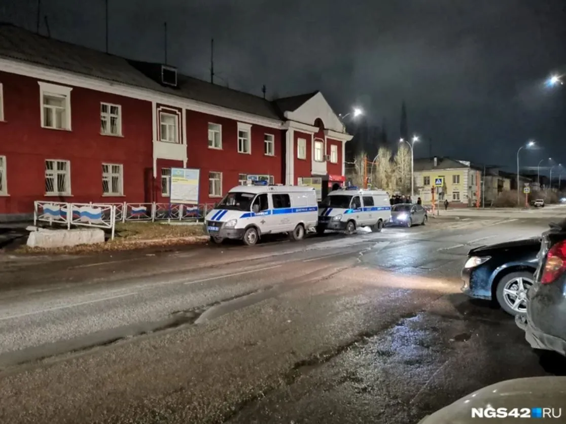 В России женщина бросила в военкомат ’коктейль Молотова’ и устроила пожар. Фото