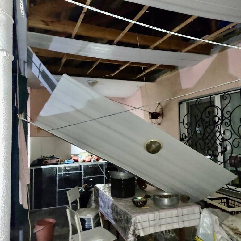 Ночью россияне накрыли огнем из тяжелой артиллерии Никополь, повреждены 10 многоэтажных и частных домов, хозяйственные постройки и газопровод 02