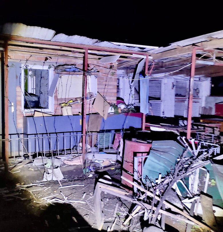 Вночі росіяни накрили вогнем з важкої артилерії Нікополь, пошкоджено 10 багатоповерхових і приватних будинків, господарські споруди та газогін 01 dqxikeidqxiqqeant