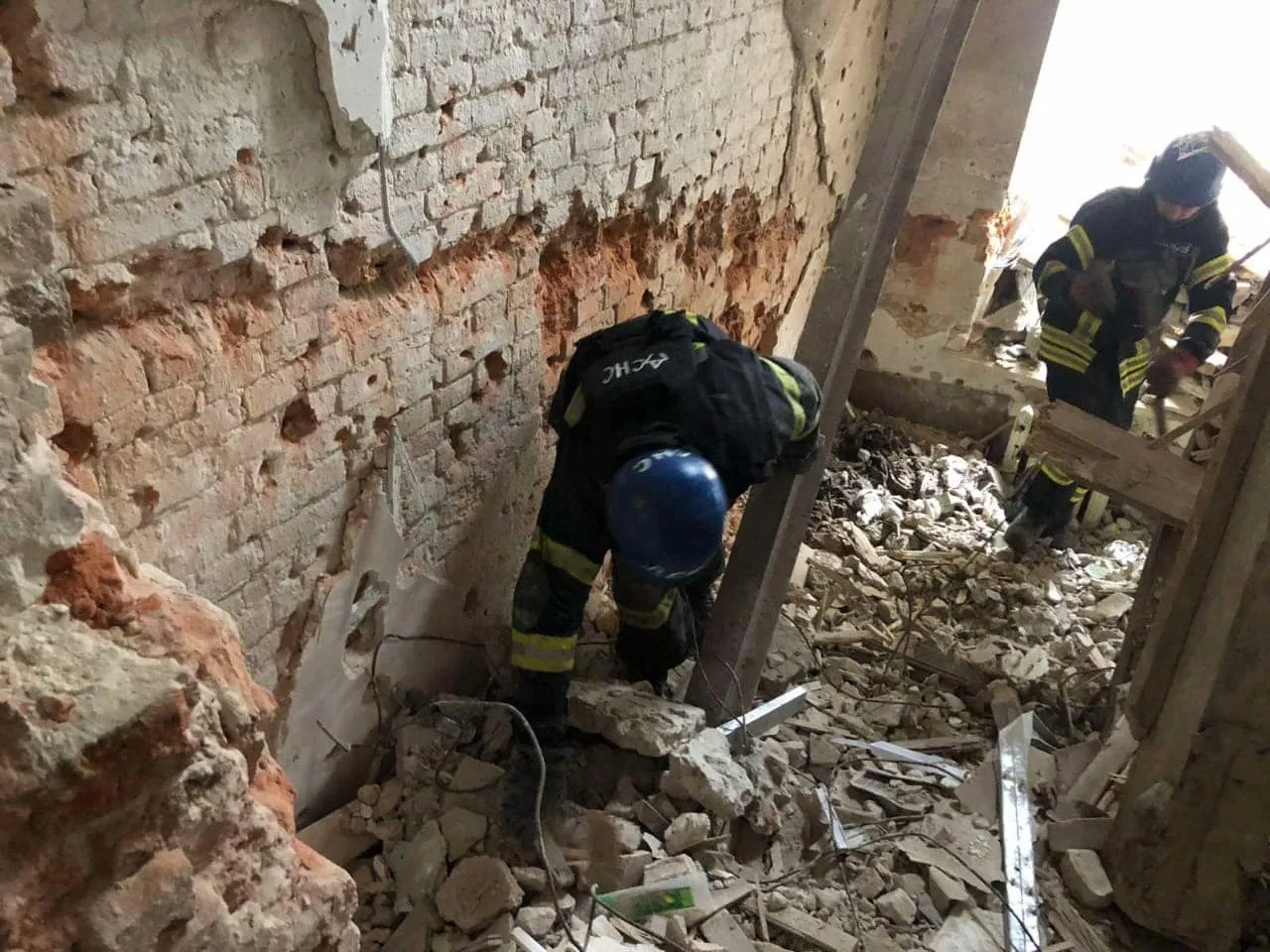 Під завалами зруйнованої Святогірської лаври знайшли тіло загиблого. Фото dqxikeidqxitkant