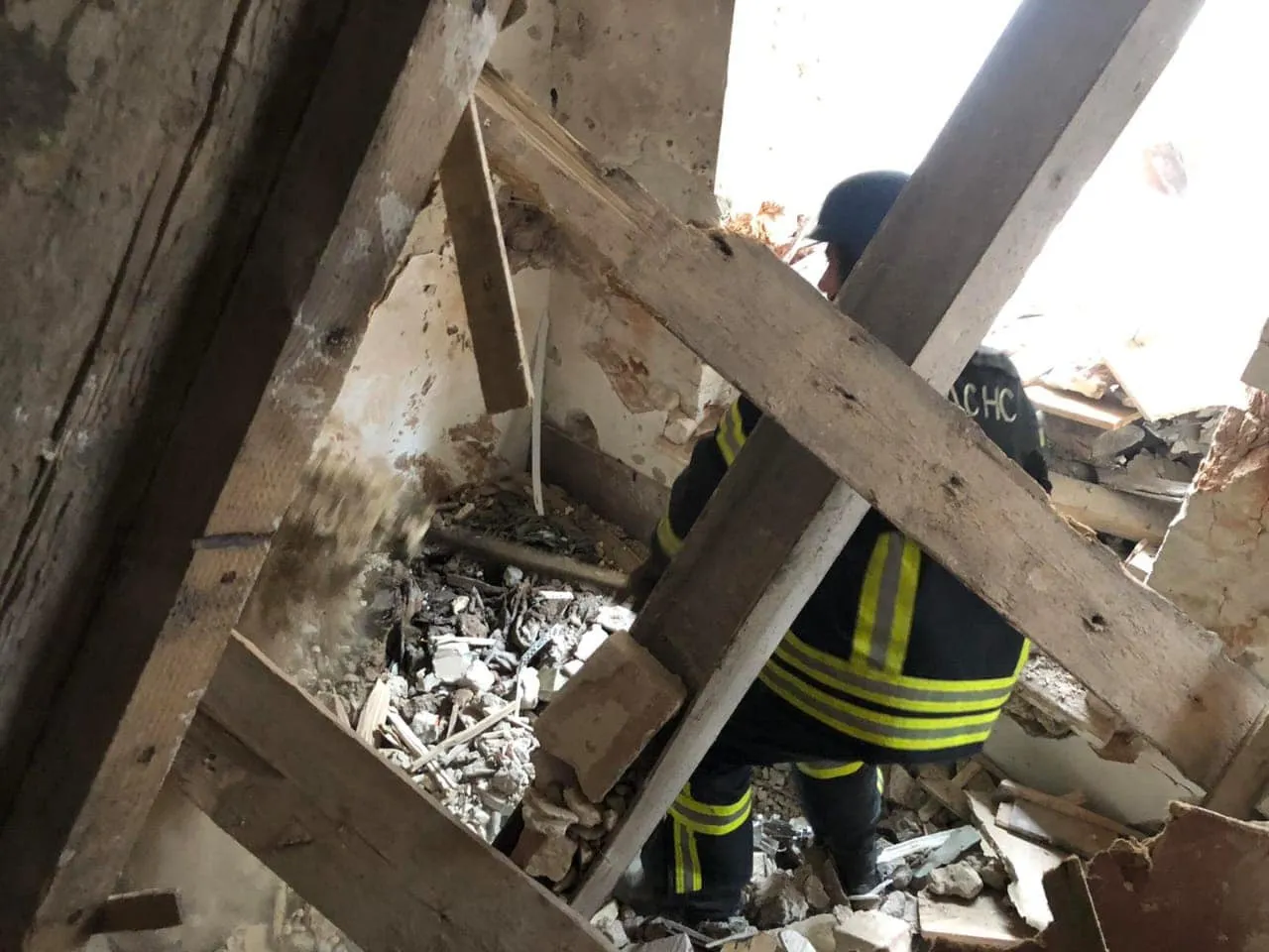 Під завалами зруйнованої Святогірської лаври знайшли тіло загиблого. Фото