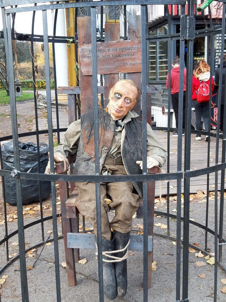 У Києві на честь Геловіну опудало Путіна посадили в клітку. Фото