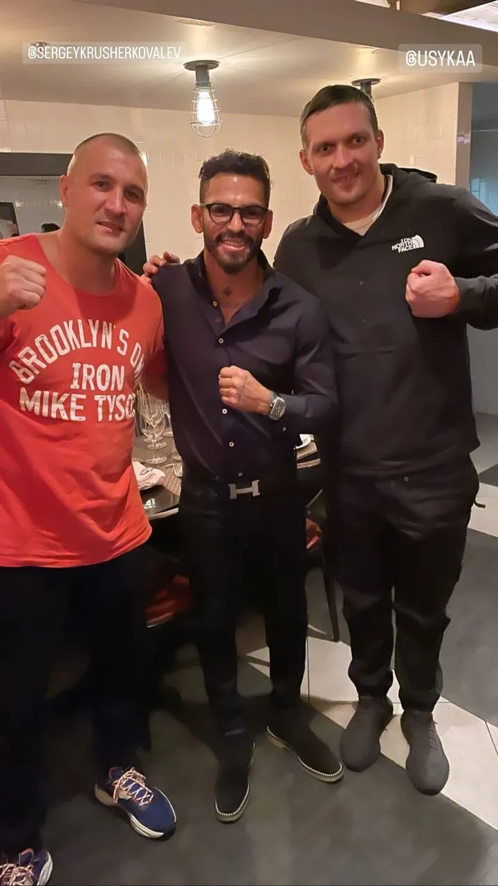 Усик сфотографувався з росіянином після бою Ломаченка. Фотофакт dqxikeidqxitkant