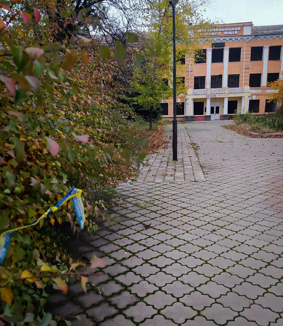 На вулицях Маріуполя з’явилася українська символіка: окупантам нагадали, що вони чужі. Фото dqxikeidqxiqqeant