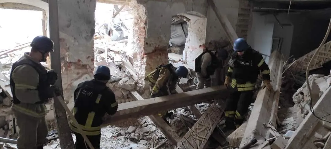 Під завалами Святогірської лаври виявили тіла трьох людей. Фото