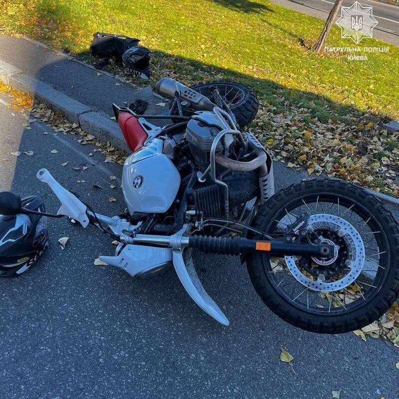 У Києві сталась аварія за участю легковика та мотоцикла: є постраждалі. Фото dqxikeidqxiqqeant