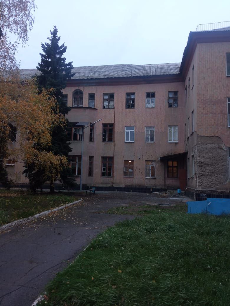 Уночі росіяни обстріляли Торецьк: пошкоджено лікарню, житлові будинки та гаражі, - ОВА 06