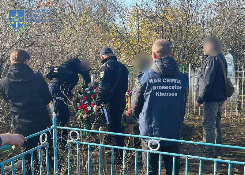 В освобожденном Высокополье эксгумировали тела супругов, расстрелянных военным РФ dqxikeidqxiqqeant