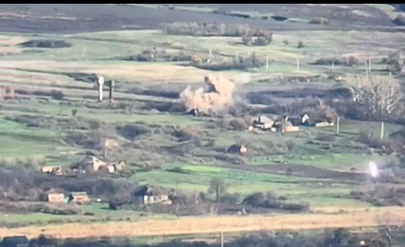 Захисники України знищили склади з БК окупантів на Бахмутському напрямі: здійнявся чорний дим. Відео dqxikeidqxiqqeant