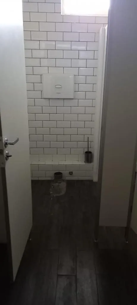 Зняли штори і демонтували унітази: окупанти у Херсоні розграбували ресторан. Фото