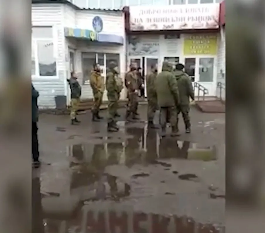 У Росії її п’яні ’’мобики’’ влаштували масове побоїще над ринком. Відео dqxikeidqxitkant