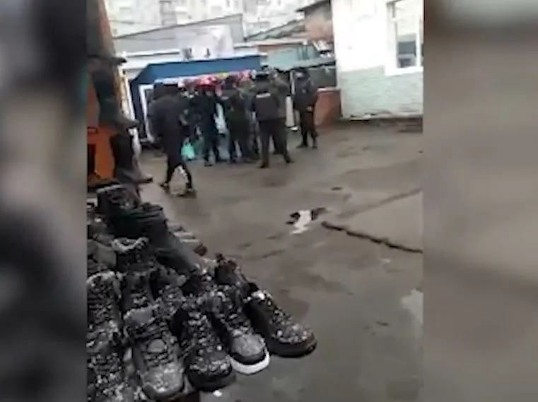 У Росії її п’яні ’’мобики’’ влаштували масове побоїще над ринком. Відео