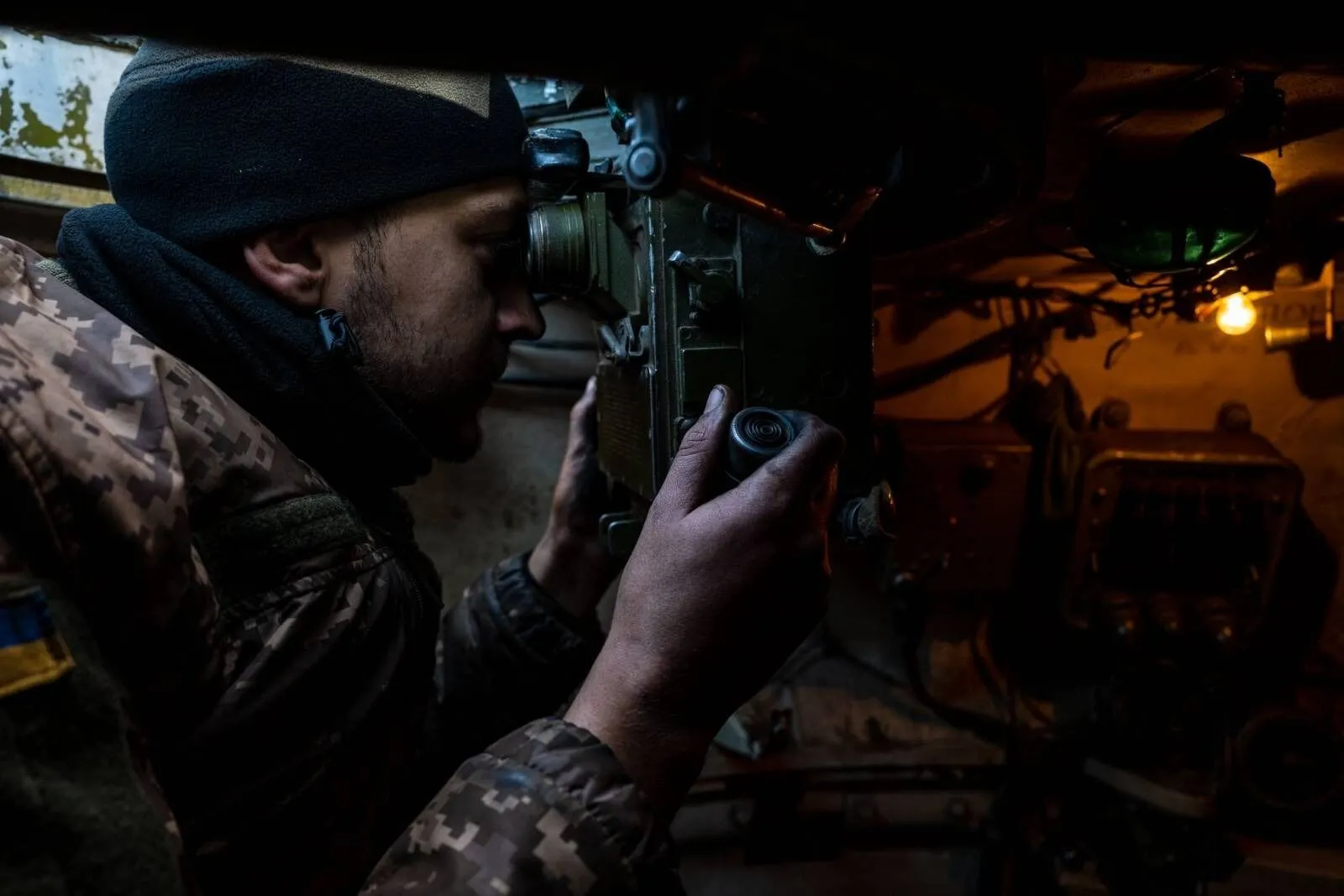 Український воїн за роботою