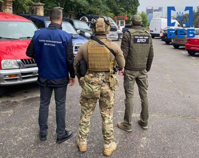 В автосалоні продавали автомобілі, ввезені як “гуманітарка“ для ЗСУ dqxikeidqxitkant