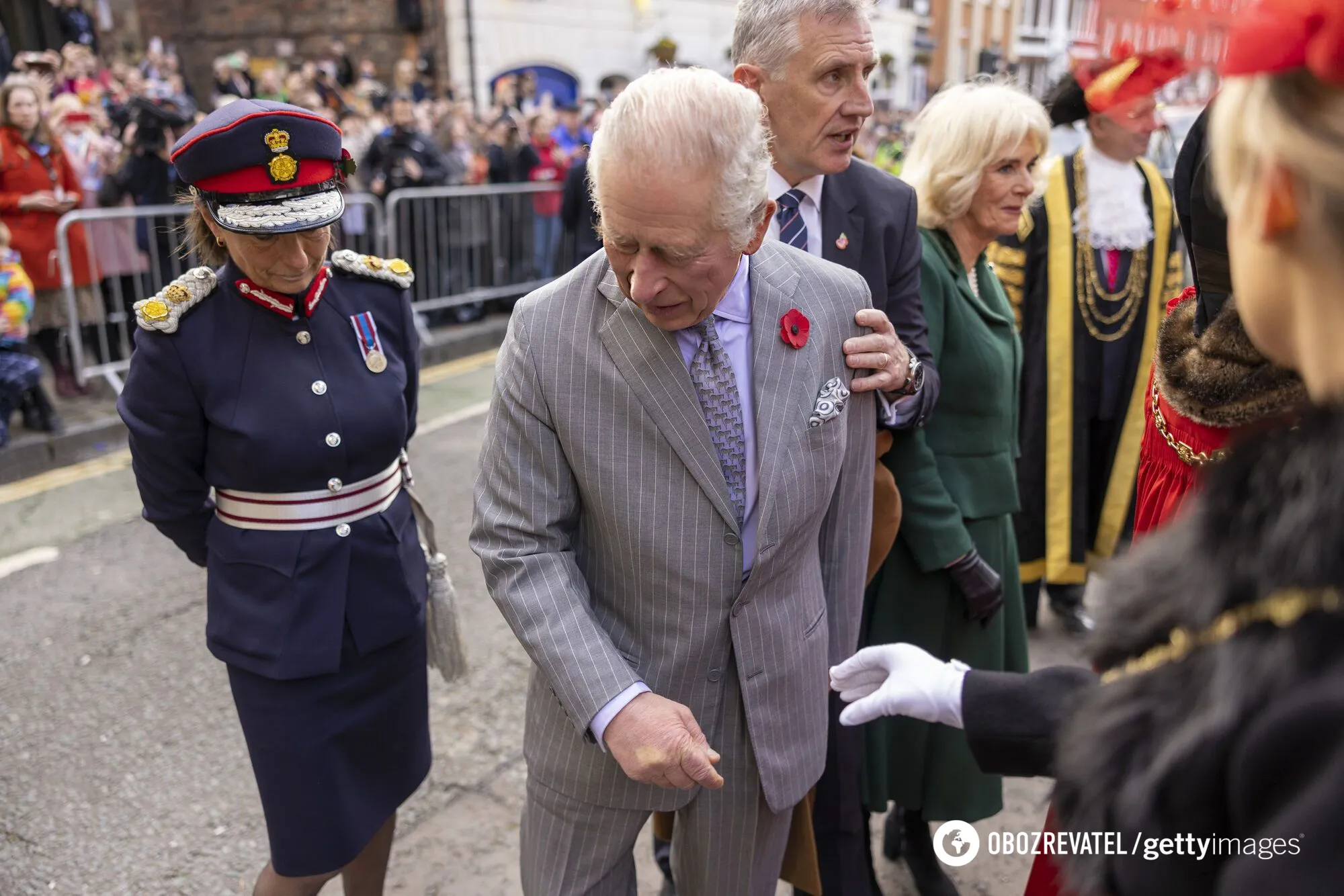 Чарльза ІІІ та його дружину закидали яйцями під час візиту в Йоркшир. Відео dqxikeidqxitkant