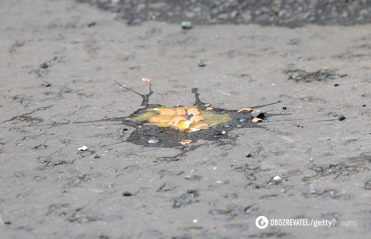 Чарльза ІІІ та його дружину закидали яйцями під час візиту в Йоркшир. Відео