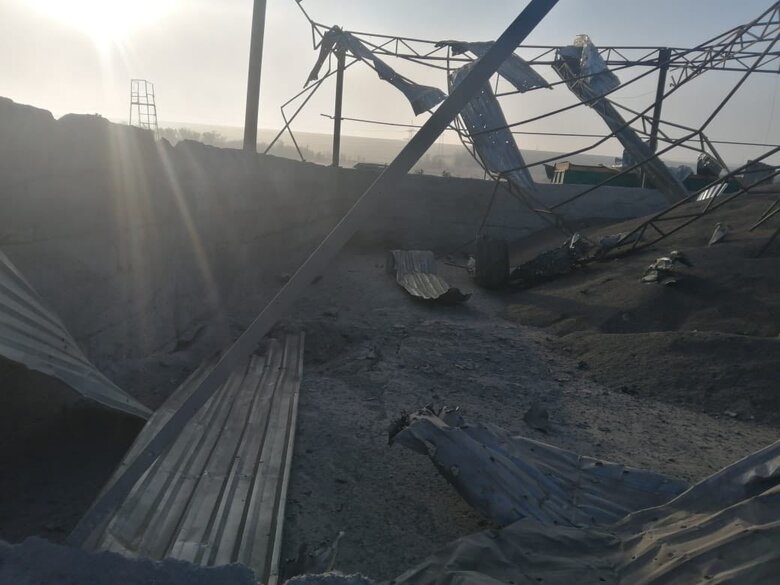 Утром россияне нанесли ракетный удар по Запорожской области. Повреждено агропредприятие 04