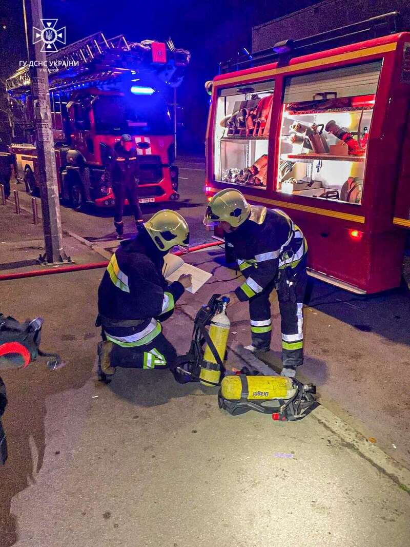 В Киеве в бизнес-центре произошел пожар из-за короткого замыкания в электрообогревателе. Фото