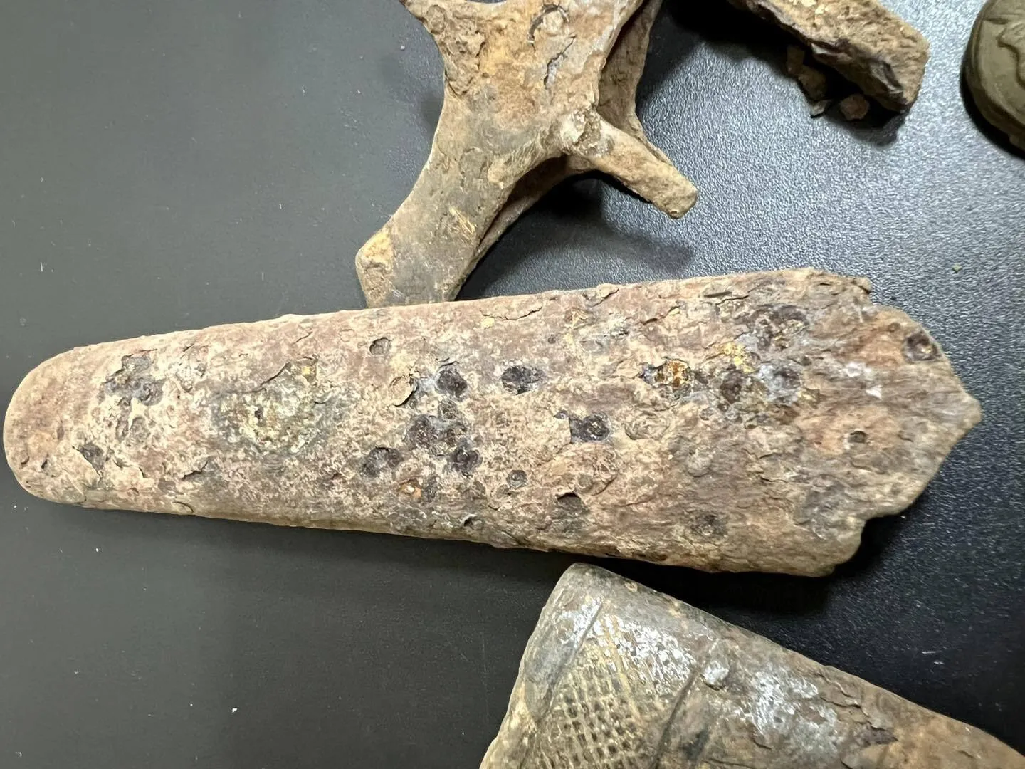 С Украины пытались отправить археологические артефакты как запчасти к сельхозтехнике. Фото dqxikeidqxitkant