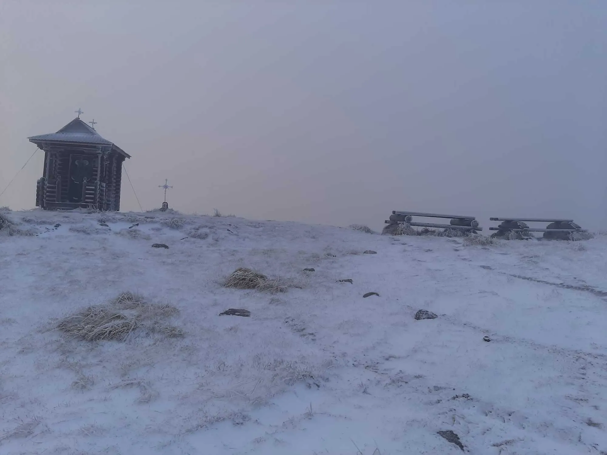 У Карпатах ударив мороз, гори припорошили снігом. Фото dqxikeidqxitkant