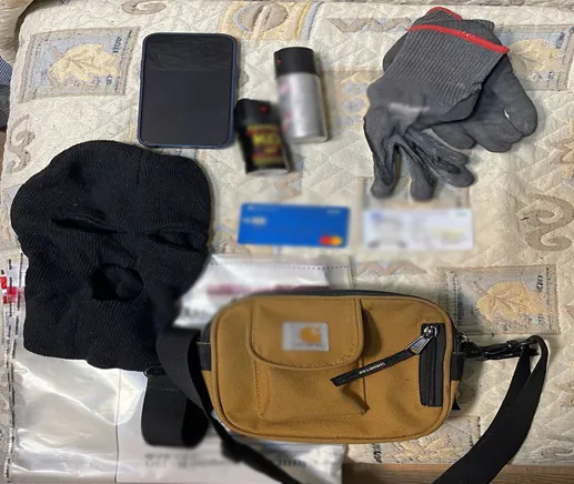 В Киеве несовершеннолетний с помощью газового баллончика украл 600 курительных устройств. Фото dqxikeidqxiqqeant