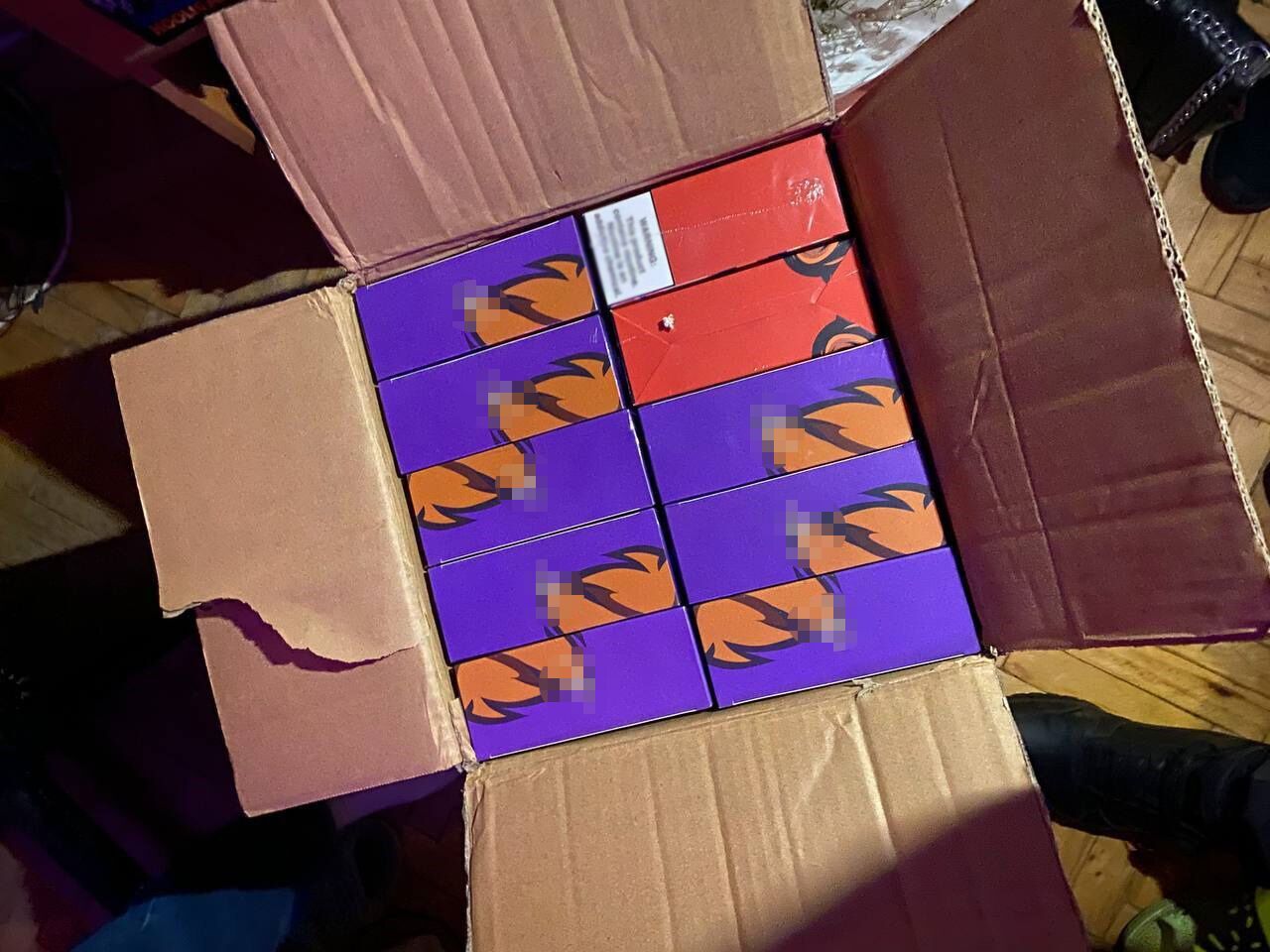 В Киеве несовершеннолетний с помощью газового баллончика украл 600 курительных устройств. Фото