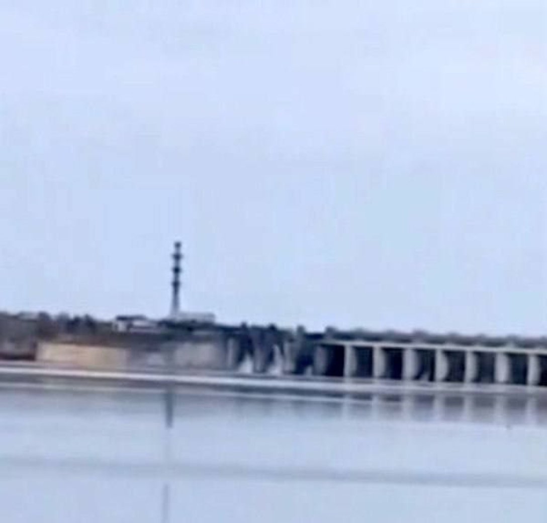 Пошкоджена дамба Каховської ГЕС dqxikeidqxiqqeant