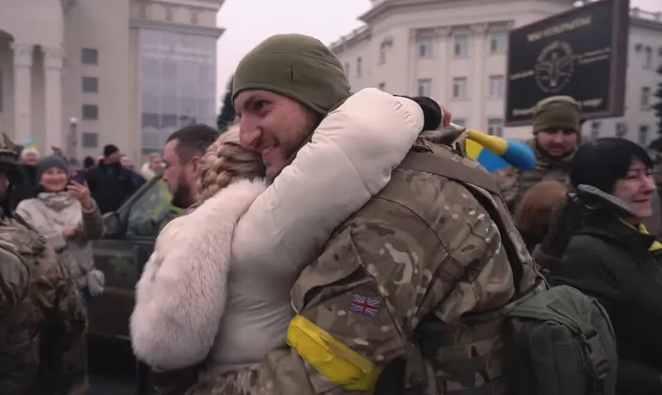’’Запам’ятайте їх, це – визволителі!’’ Журналісти показали місто-герой Херсон після деокупації. Відео dqxikeidqxiqqeant