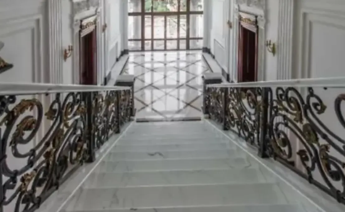 Будинок має 5 поверхів із залом для прийомів, кінозалом, винним погребом тощо.