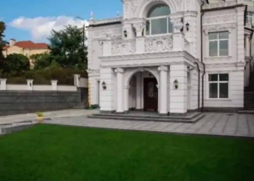 Крім зали для прийомів, кінозалу та винного льоху, у ньому є й інші ’’специфічні’’ приміщення