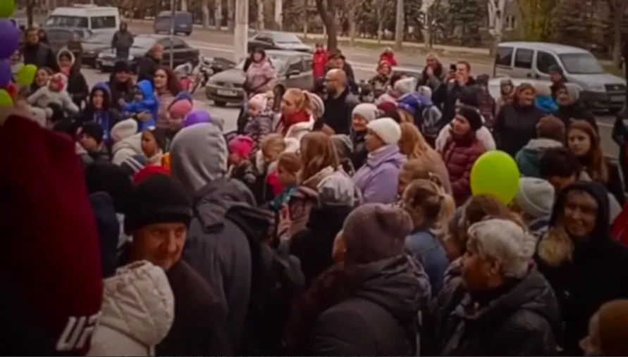 В окупованому Маріуполі місцеві жителі штурмували супермаркет, який щойно відкрився. Відео dqxikeidqxiqxxant