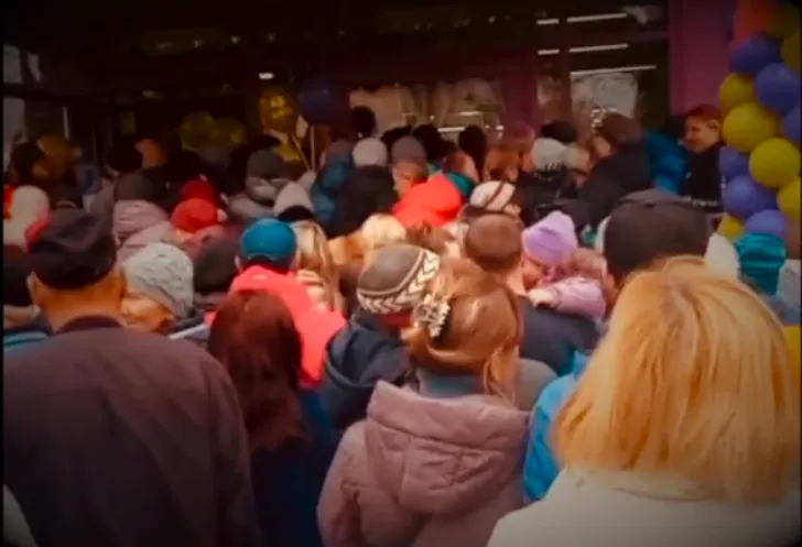 В окупованому Маріуполі місцеві жителі штурмували супермаркет, який щойно відкрився. Відео