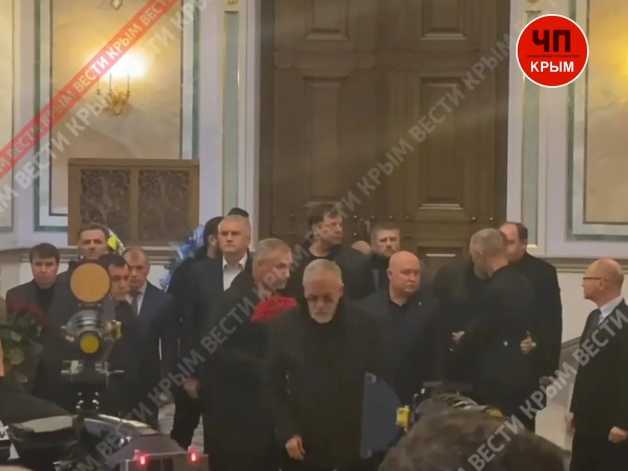 На похоронах Стремоусова в Крыму засветился экс-министр Табачник. Фотофакт