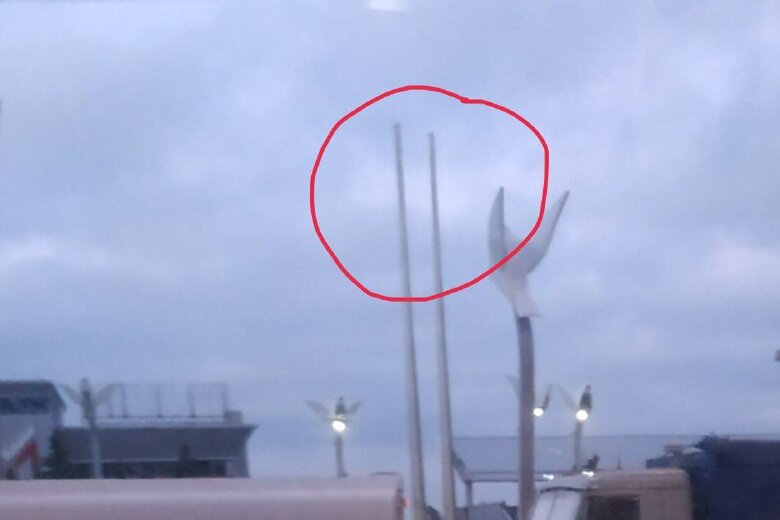 Українські активісти зняли російський прапор на площі Свободи окупованого Маріуполя 01 dqxikeidqxiqqeant