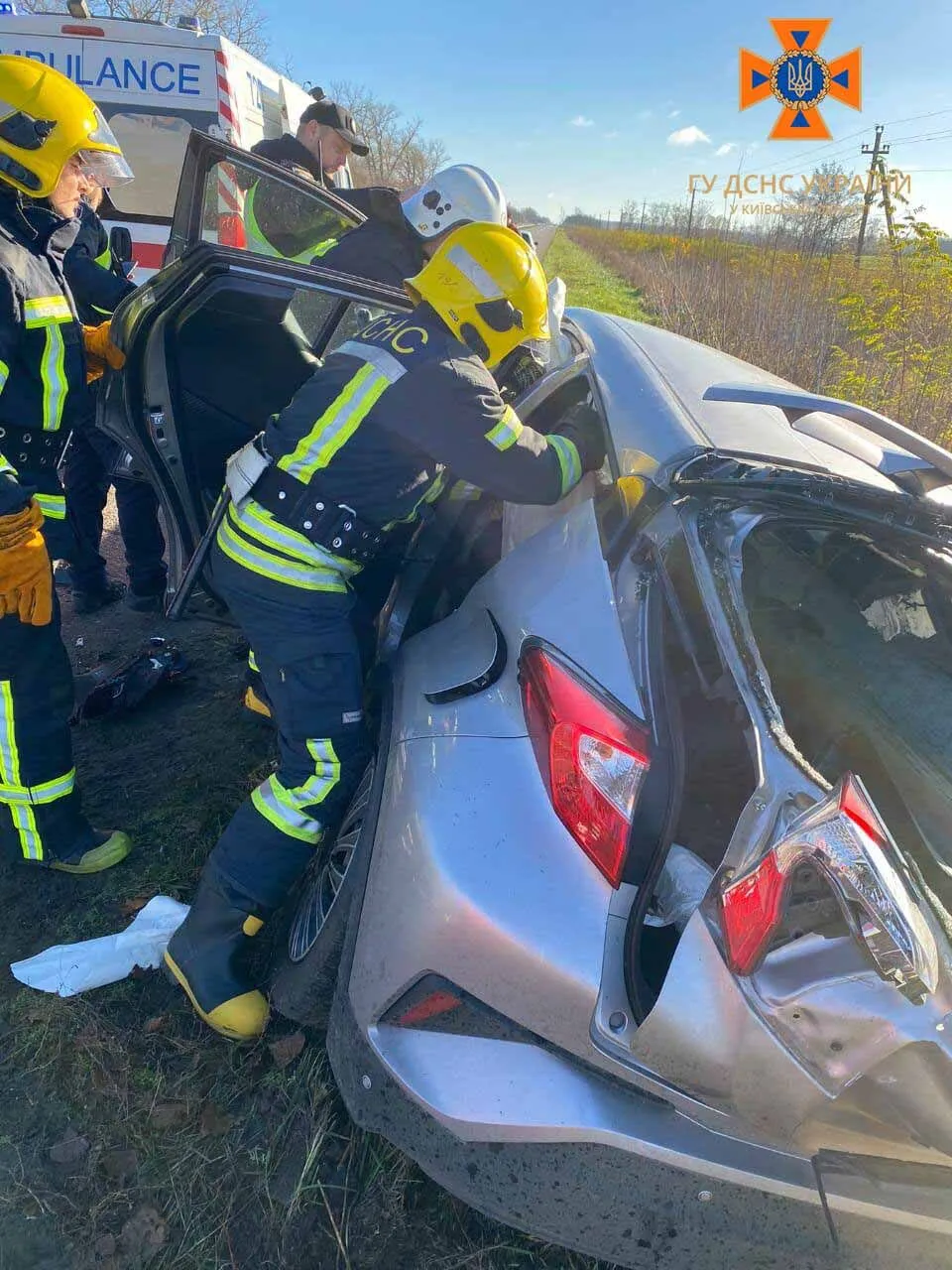 На Київщині легковик протаранив відбійник: частина конструкцій пробила машину наскрізь. Фото dqxikeidqxiqqeant