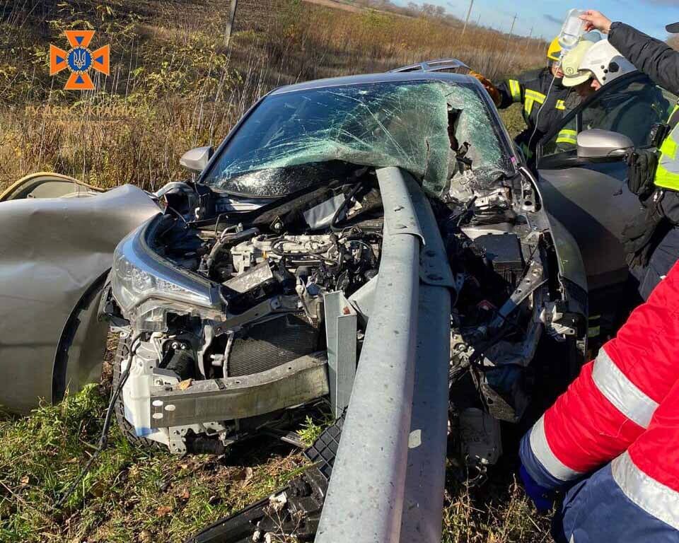 На Київщині легковик протаранив відбійник: частина конструкцій пробила машину наскрізь. Фото